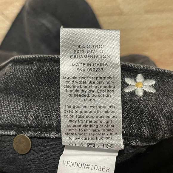 PacSun Daisy Embroidered Cut Off High Rise Shorts Women's Size 23 - Picture 7 of 7